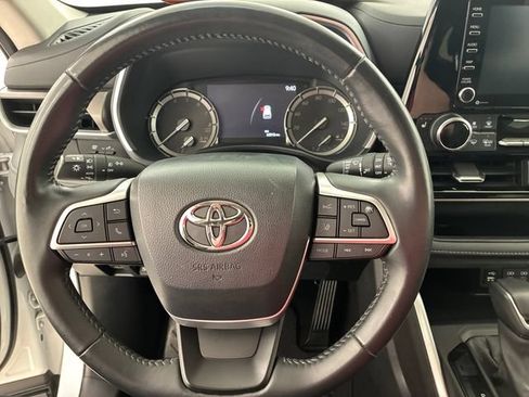 Used 2022 Toyota Highlander XLE AWD/4WD image 22