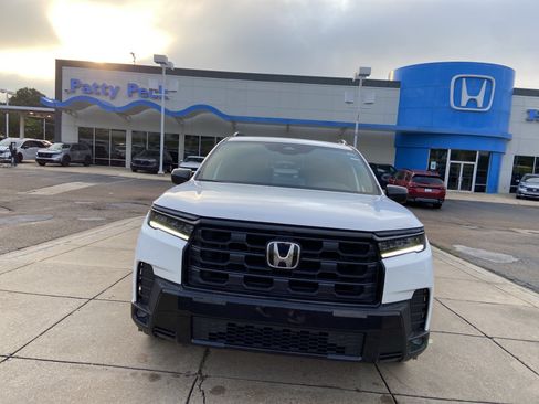 New 2026 Honda Pilot Sport image 3