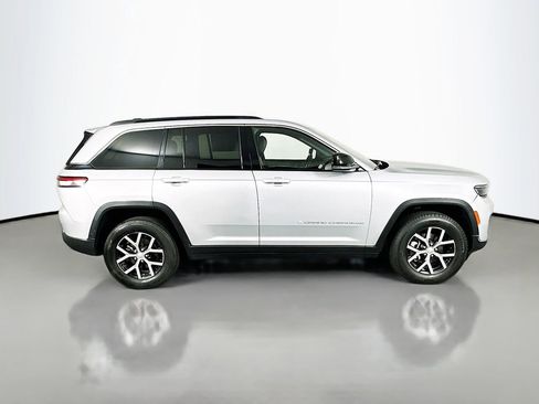 Used 2024 Jeep Grand Cherokee Limited image 8
