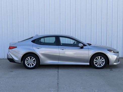Used 2025 Toyota Camry LE image 3
