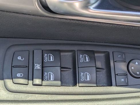 Used 2025 Chrysler Pacifica Select FWD image 12