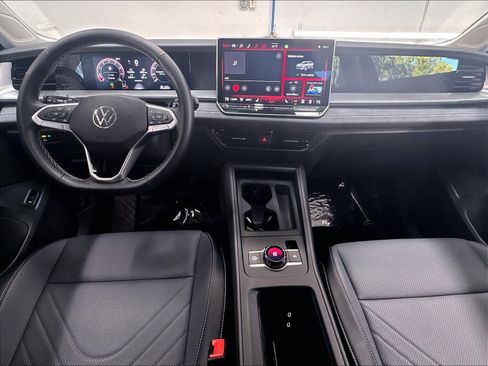 Used 2026 Volkswagen Tiguan SE FWD image 10