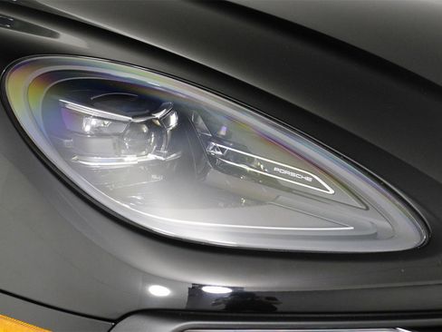 Used 2025 Porsche Macan image 28