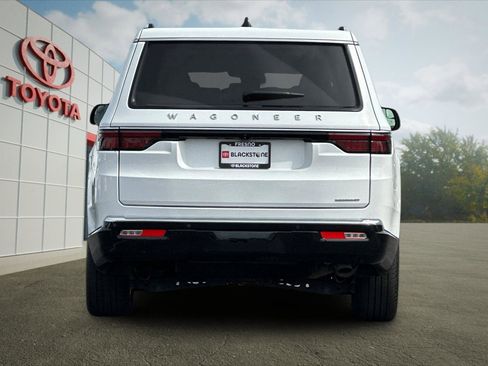 Used 2024 Jeep Wagoneer Series II w/ Flexible Seating Group RWD image 4