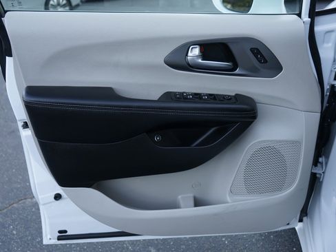 Used 2022 Chrysler Pacifica Touring-L w/ Uconnect Theater Family Group image 28