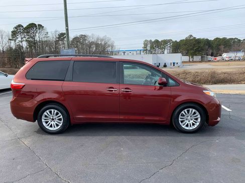 Used 2015 Toyota Sienna XLE image 15