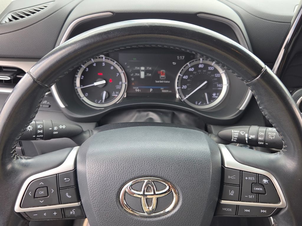 Used 2022 Toyota Highlander XLE FWD image 32