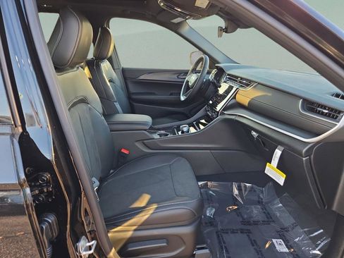 New 2025 Jeep Grand Cherokee Altitude RWD image 29