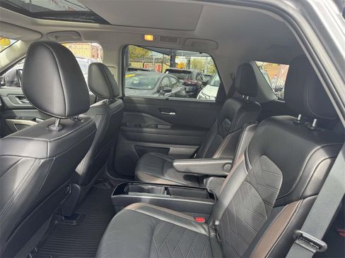Used 2024 Nissan Pathfinder Platinum image 13