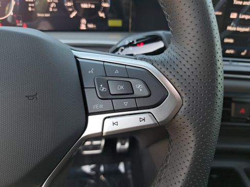 New 2026 Volkswagen Tiguan SE R-Line FWD image 18