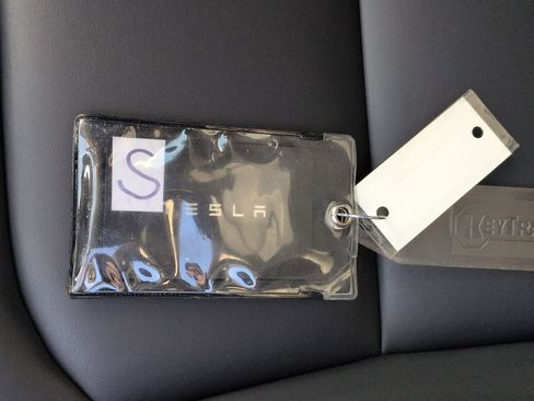 Used 2024 Tesla Model Y 2WD image 35