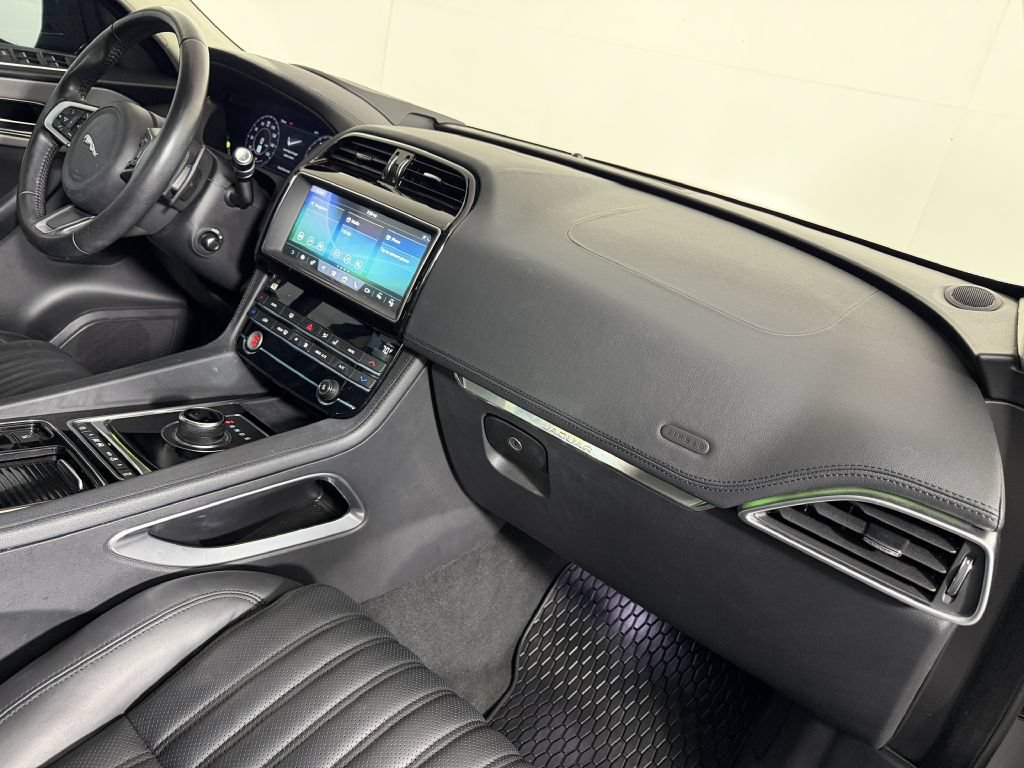 Used 2019 Jaguar F-PACE Portfolio AWD/4WD image 23