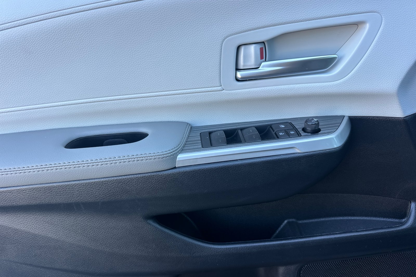 Certified 2025 Toyota Sienna XLE FWD image 13