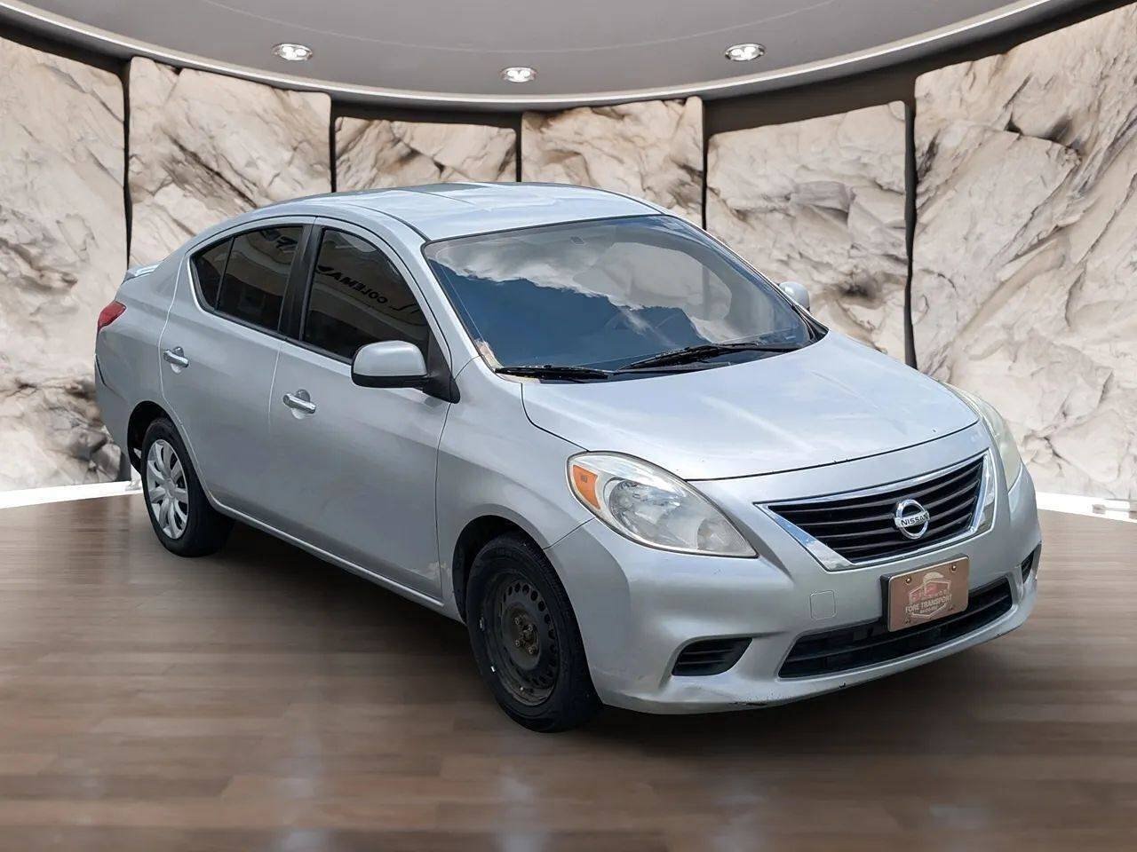 Used 2013 Nissan Versa SV FWD image 18