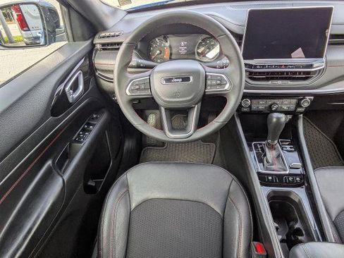 Used 2025 Jeep Compass Trailhawk AWD/4WD image 16