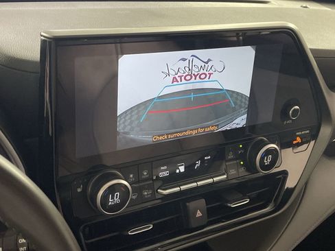 Used 2025 Toyota Highlander XLE AWD/4WD image 17