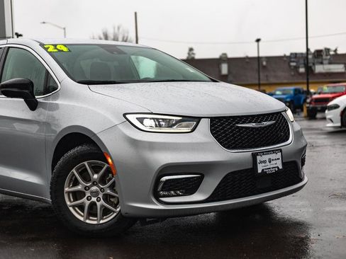 Used 2024 Chrysler Pacifica Touring-L image 3