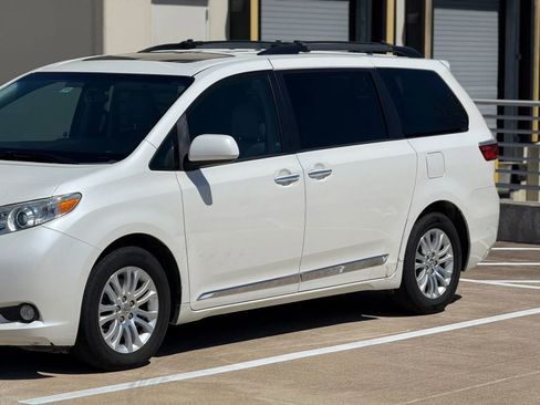 Used 2017 Toyota Sienna XLE w/ XLE Navigation Package image 4