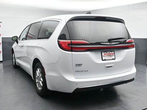 Used 2023 Chrysler Pacifica Touring-L FWD image 6