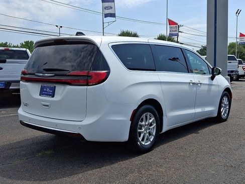 Used 2023 Chrysler Pacifica Touring-L FWD image 7
