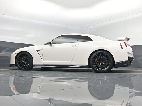 Used 2018 Nissan GT-R Premium w/ Premium Interior Package image 41