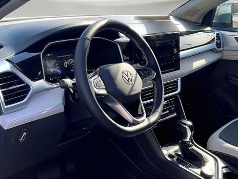 New 2026 Volkswagen Taos SE image 8