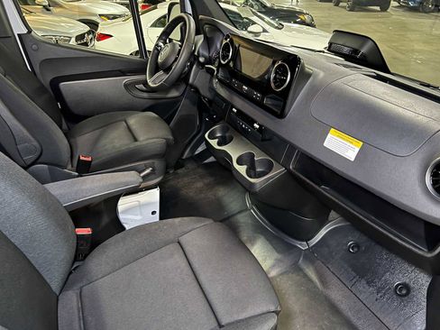 Used 2025 Mercedes-Benz Sprinter 2500 image 11