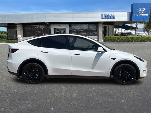 Used 2022 Tesla Model Y Long Range AWD/4WD image 9