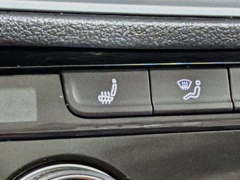 Certified 2023 Volkswagen Jetta SE w/ Panoramic Sunroof Package FWD image 19