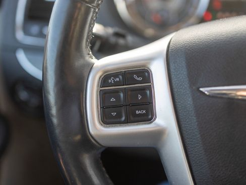 Used 2015 Chrysler Town & Country Touring w/ Driver Convenience Group image 28