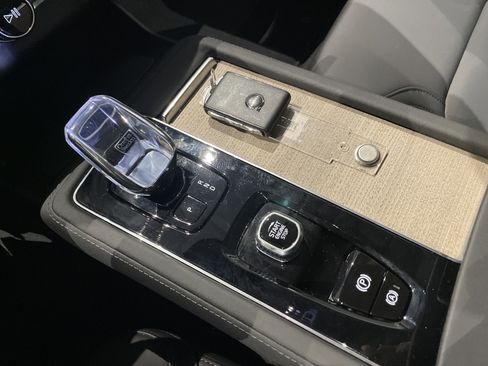 Used 2025 Volvo XC90 B6 Plus image 30