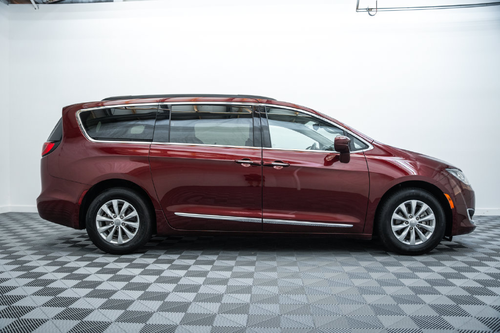 Used 2017 Chrysler Pacifica Touring-L FWD image 4