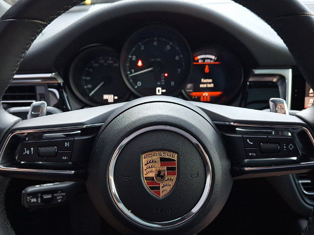 Certified 2025 Porsche Macan AWD/4WD image 23
