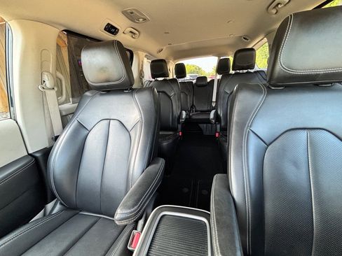 Used 2023 Chrysler Pacifica Touring-L FWD image 21