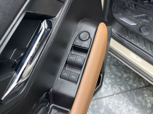 Used 2024 GMC Canyon AT4 w/ Technology Package image 8