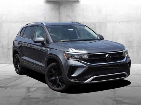 Certified 2023 Volkswagen Taos SE w/ Panoramic Sunroof Package FWD image 2