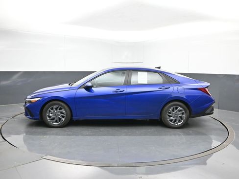 Used 2024 Hyundai Elantra SEL FWD image 2