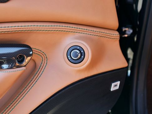 Used 2022 Ferrari F8 Tributo image 32