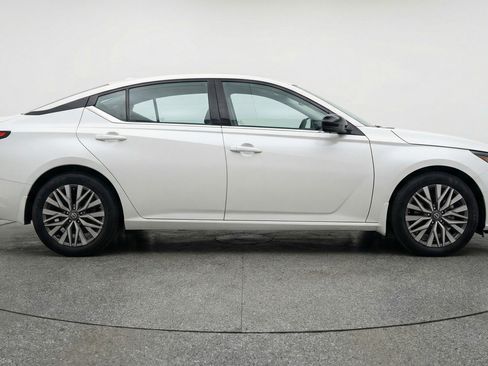 Used 2025 Nissan Altima 2.5 SV FWD image 11