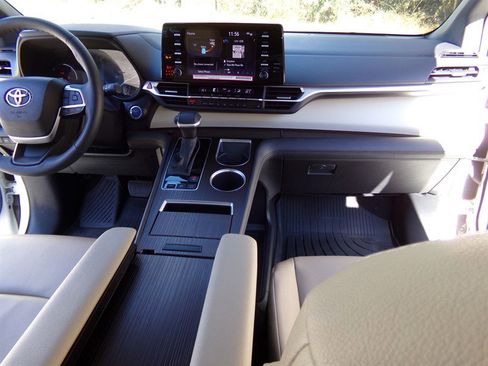 Used 2024 Toyota Sienna XLE image 34