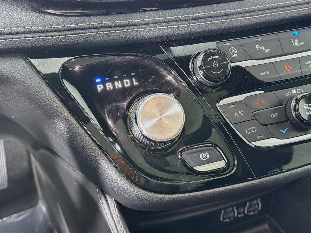 Used 2025 Chrysler Pacifica Limited FWD image 17