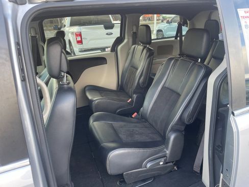 Used 2019 Dodge Grand Caravan SXT image 14