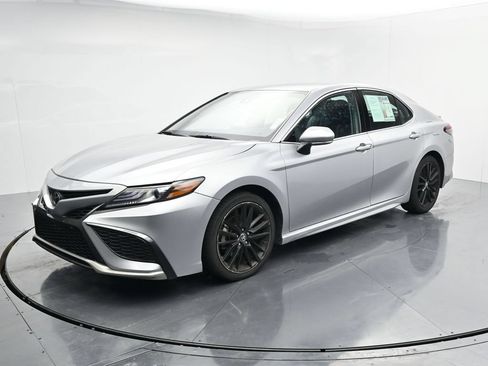 Used 2024 Toyota Camry XSE FWD image 4