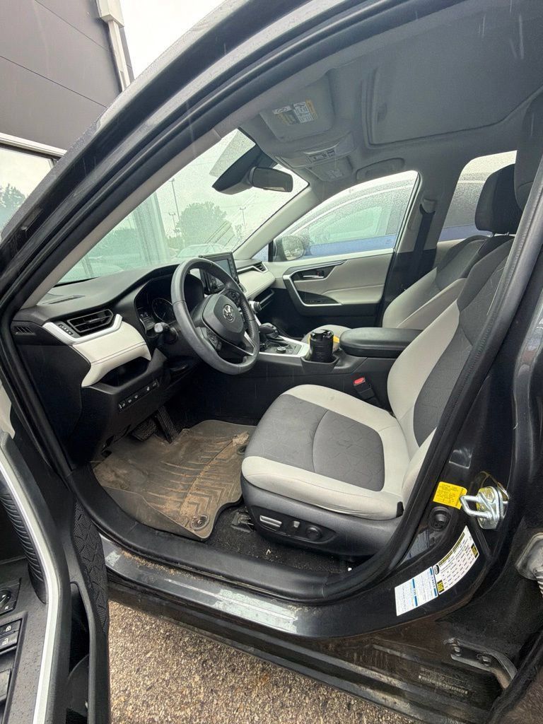 Used 2021 Toyota RAV4 XLE w/ Convenience Package AWD/4WD image 5