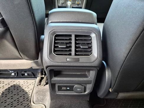 Used 2018 Volkswagen Tiguan SEL AWD/4WD image 18