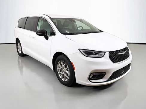 Used 2024 Chrysler Pacifica Touring-L image 39