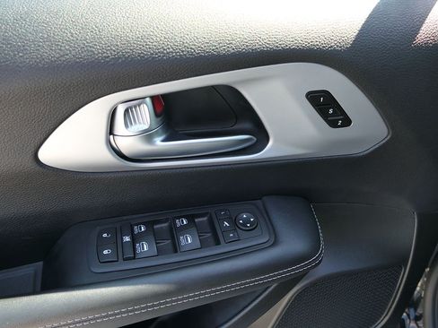 Used 2025 Chrysler Pacifica Limited FWD image 13