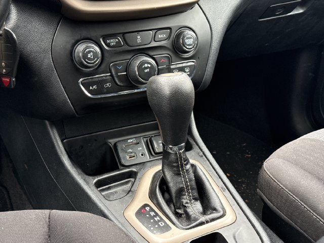 Used 2016 Jeep Cherokee Latitude w/ Comfort & Sound Group FWD image 11
