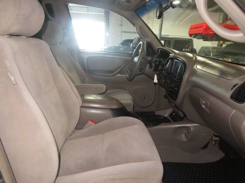 Used 2005 Toyota Sequoia SR5 AWD/4WD image 36