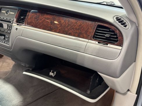 Used 2006 Lincoln Town Car Signature RWD image 21